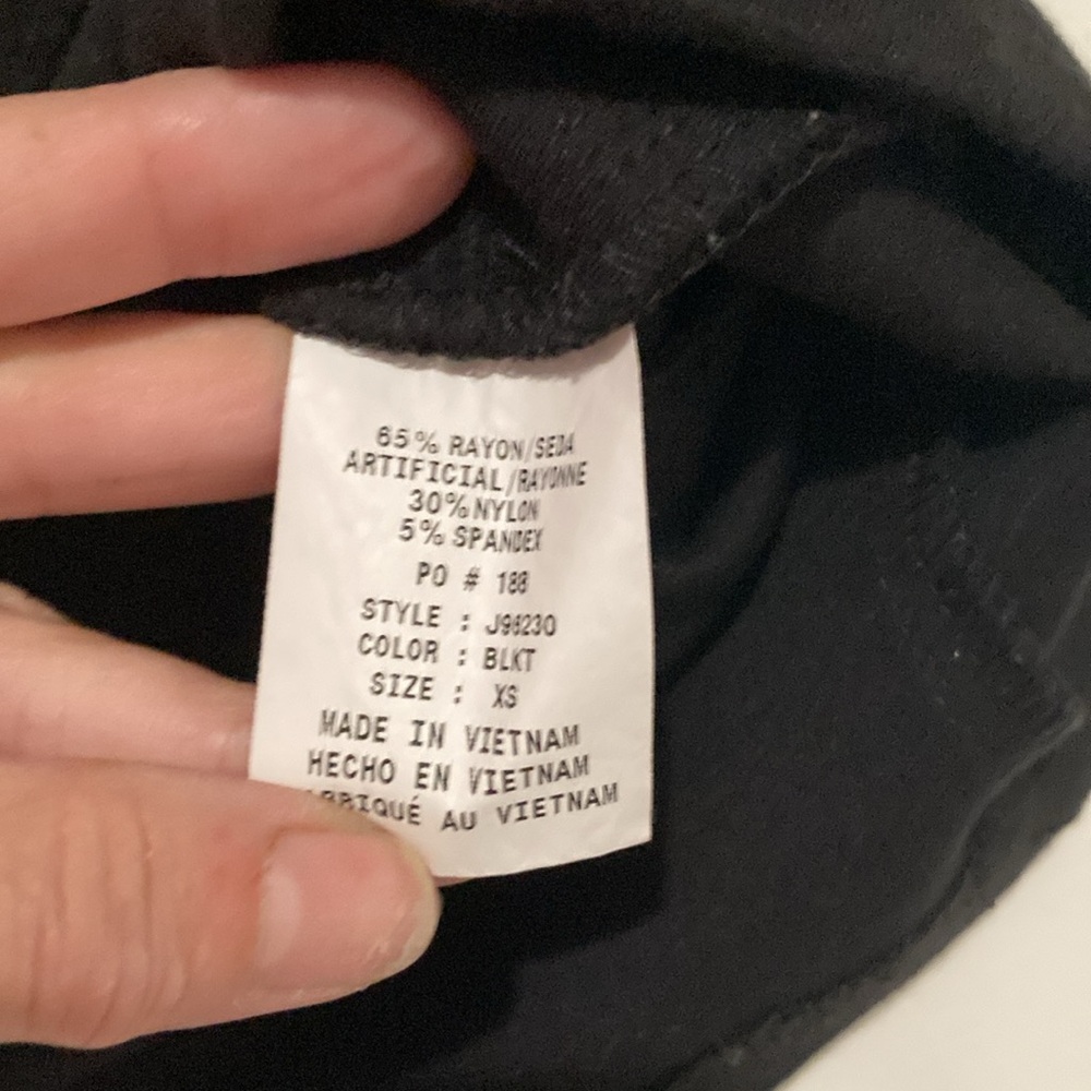 Jaanuu Black Scrub Top. Excellent pre~loved condition. Super comfortable New - Picture 7 of 10